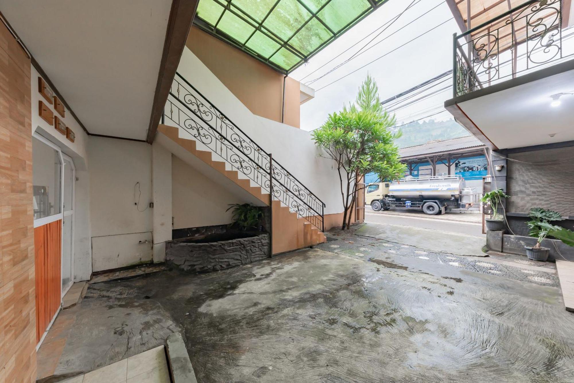 Reddoorz Near Cikole Lembang Hotel Exterior foto